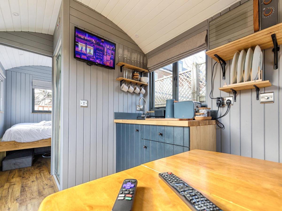 Pass The Keys Whitstable Shepherds Hut Minutes From The Harbour Villa Exteriör bild