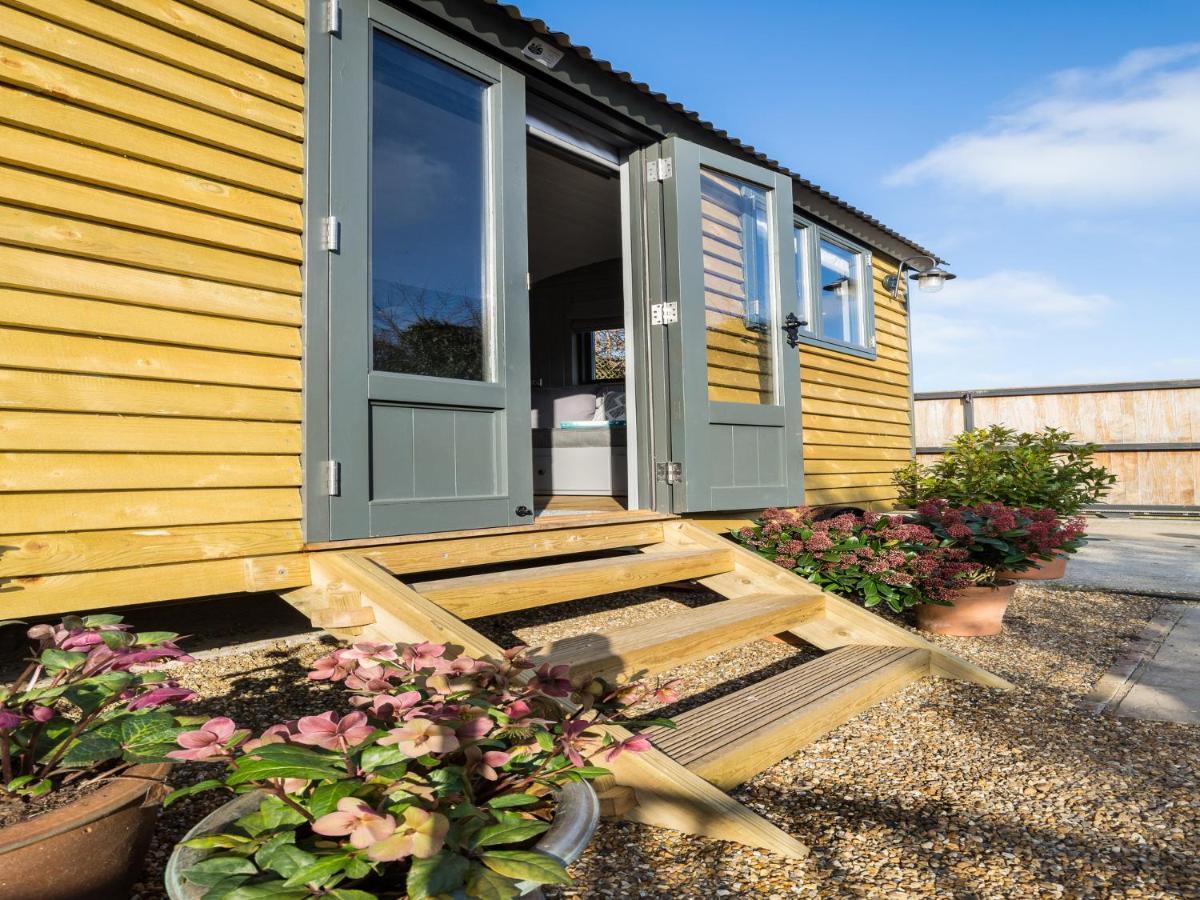 Pass The Keys Whitstable Shepherds Hut Minutes From The Harbour Villa Exteriör bild