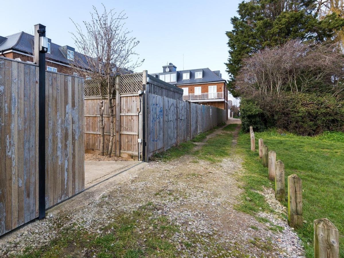 Pass The Keys Whitstable Shepherds Hut Minutes From The Harbour Villa Exteriör bild